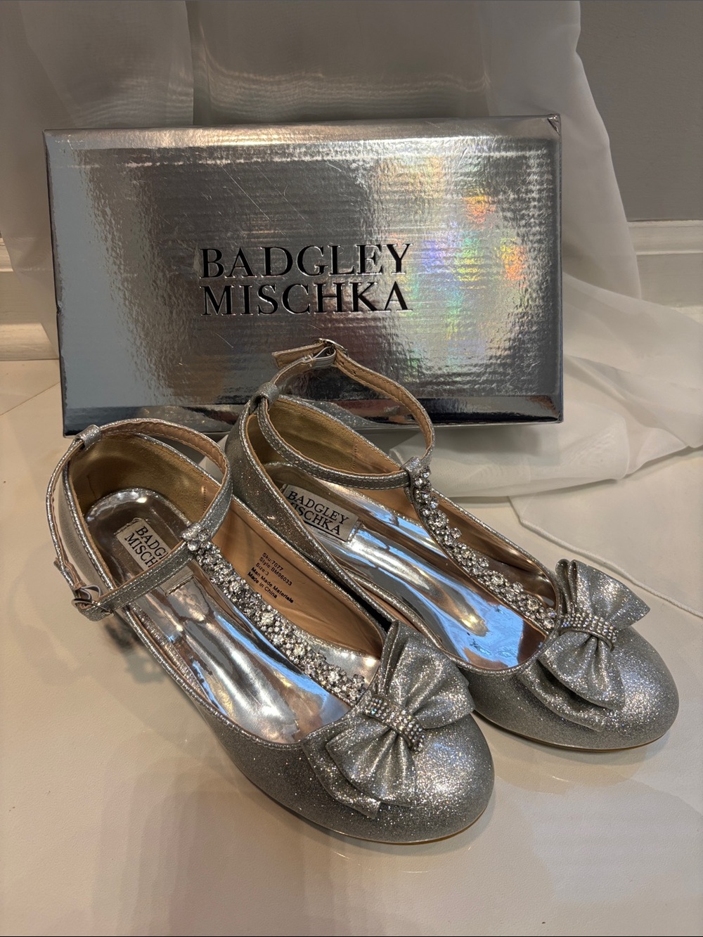 Badgley Mischka Girls Silver Glitter Bow T-Strap Dress Shoes Size 3